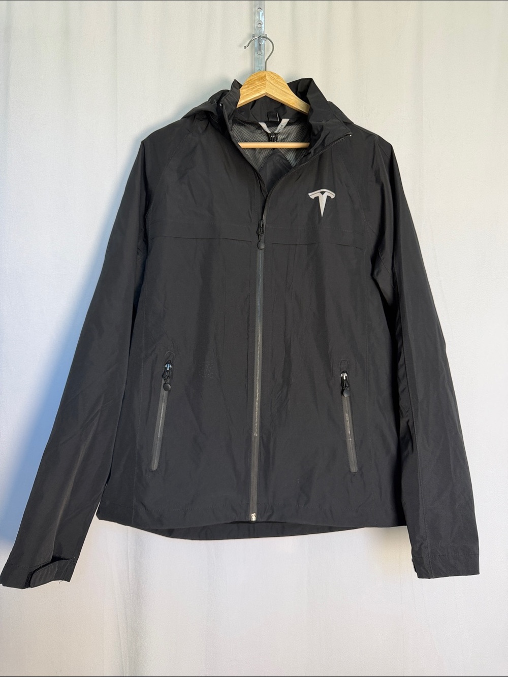 NEW Tesla Men's Hooded Windbreaker Jacket Size M Black Lightweight Packable Bag